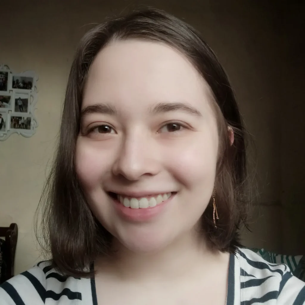 Creadora del blog Maria Medina DIY, sonriendo y mirando a la cámara