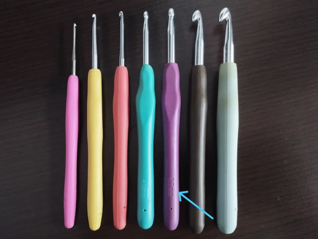 Siete agujas de crochet ordenadas por tamaño
