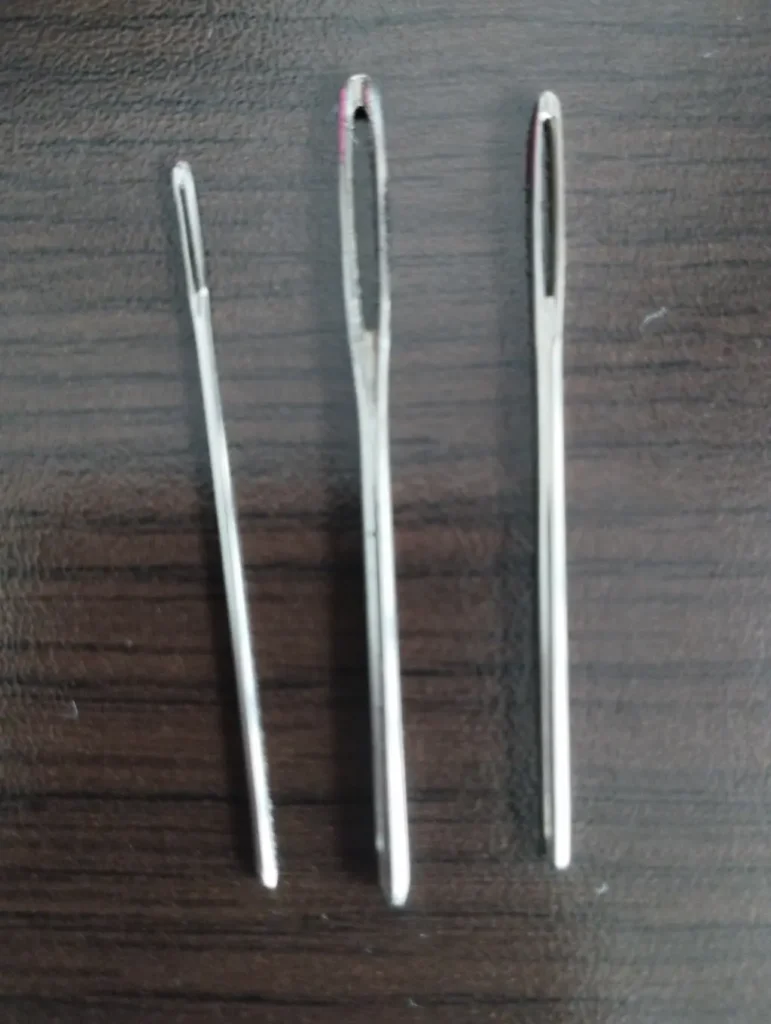 Tres agujas laneras de diferentes tamaños: pequeña, mediana y grande