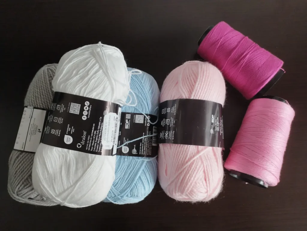 Hilos para tejer en formato ovillo y cono