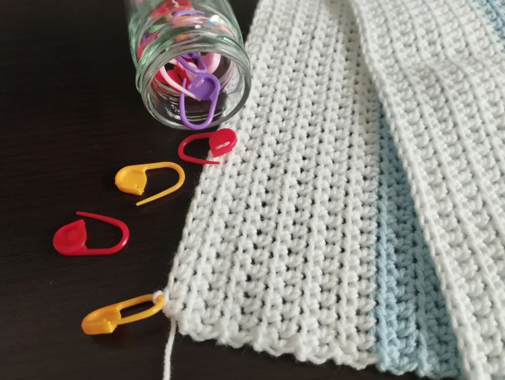 Tejido a crochet con marcadores de puntos