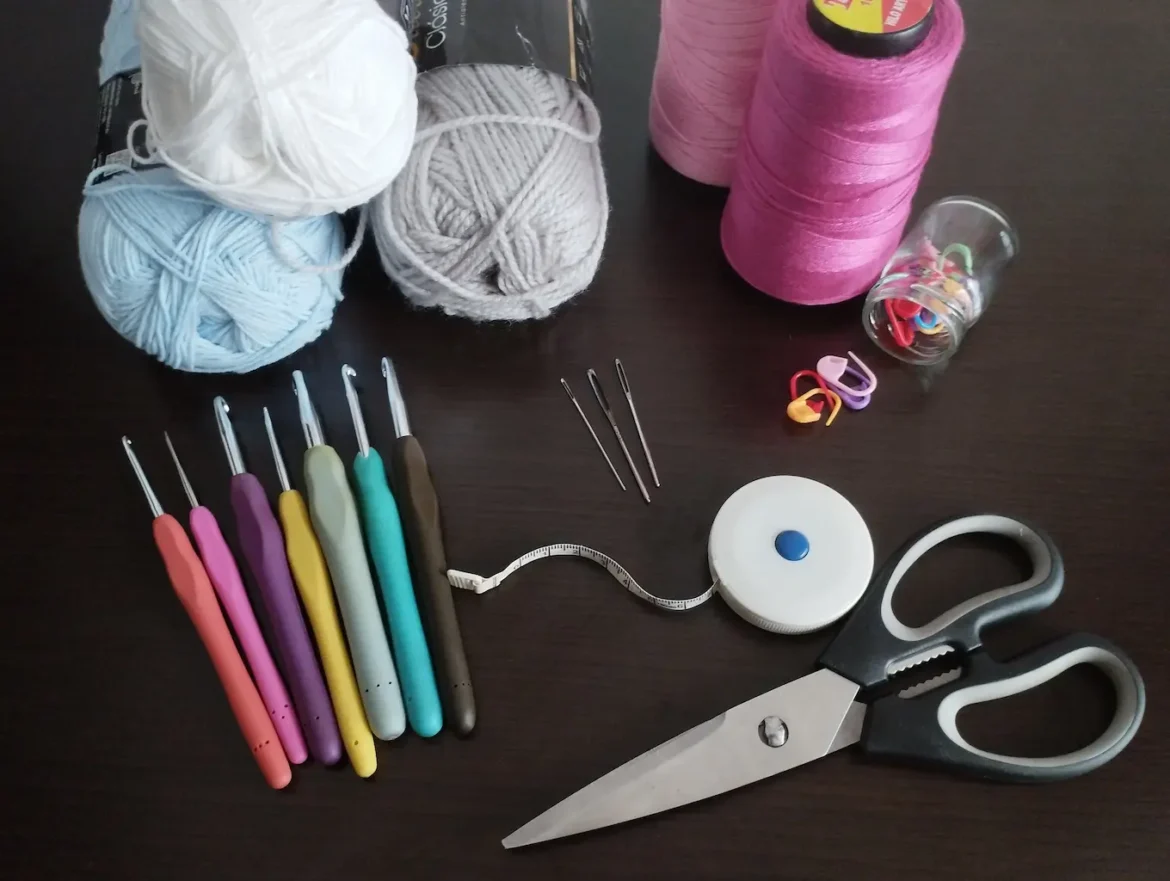 Materiales para tejer a crochet: hilos, agujas o ganchillos, agujas laneras, marcadores de puntos, tijeras y cinta métrica