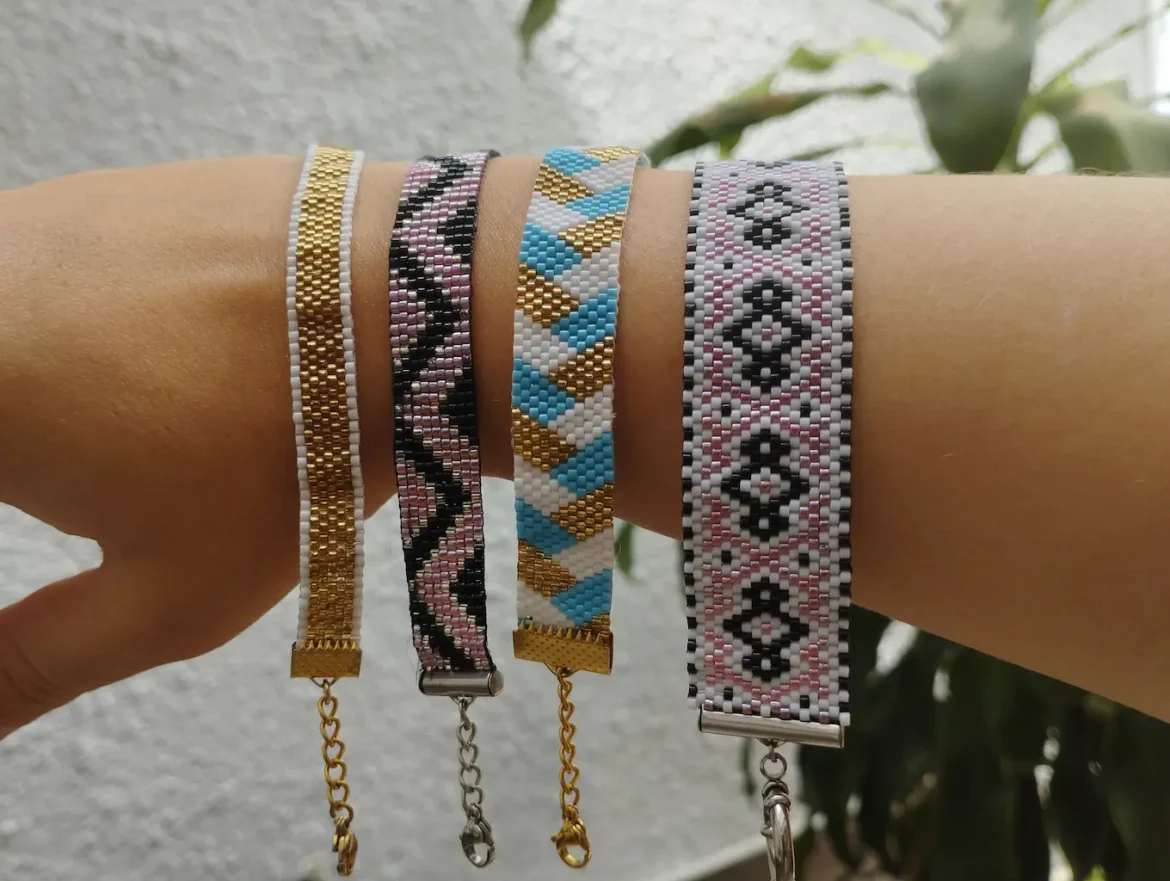 En un brazo están puestas cuatro pulseras tejidas con cuentas Miyuki.