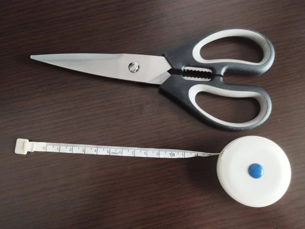 Tijeras y cinta métrica