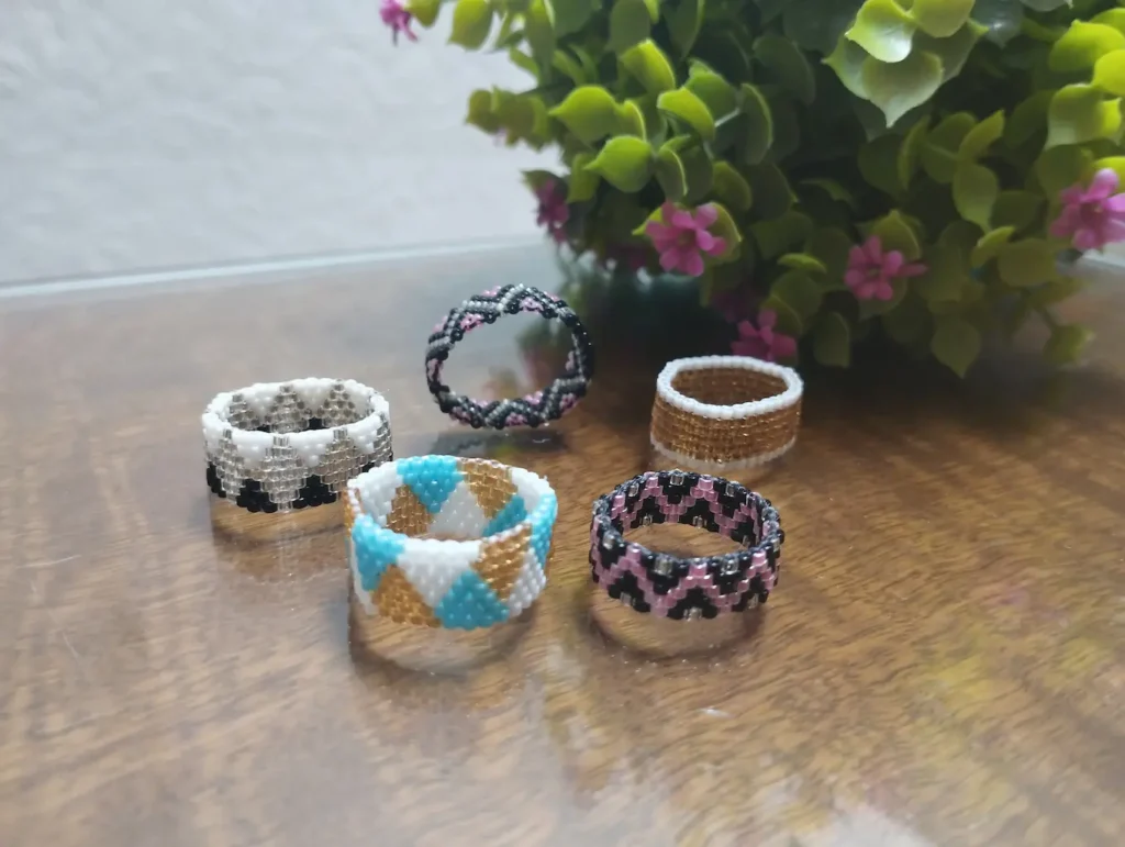 Cinco anillos realizados con cuentas Miyuki Delica con la puntada Peyote