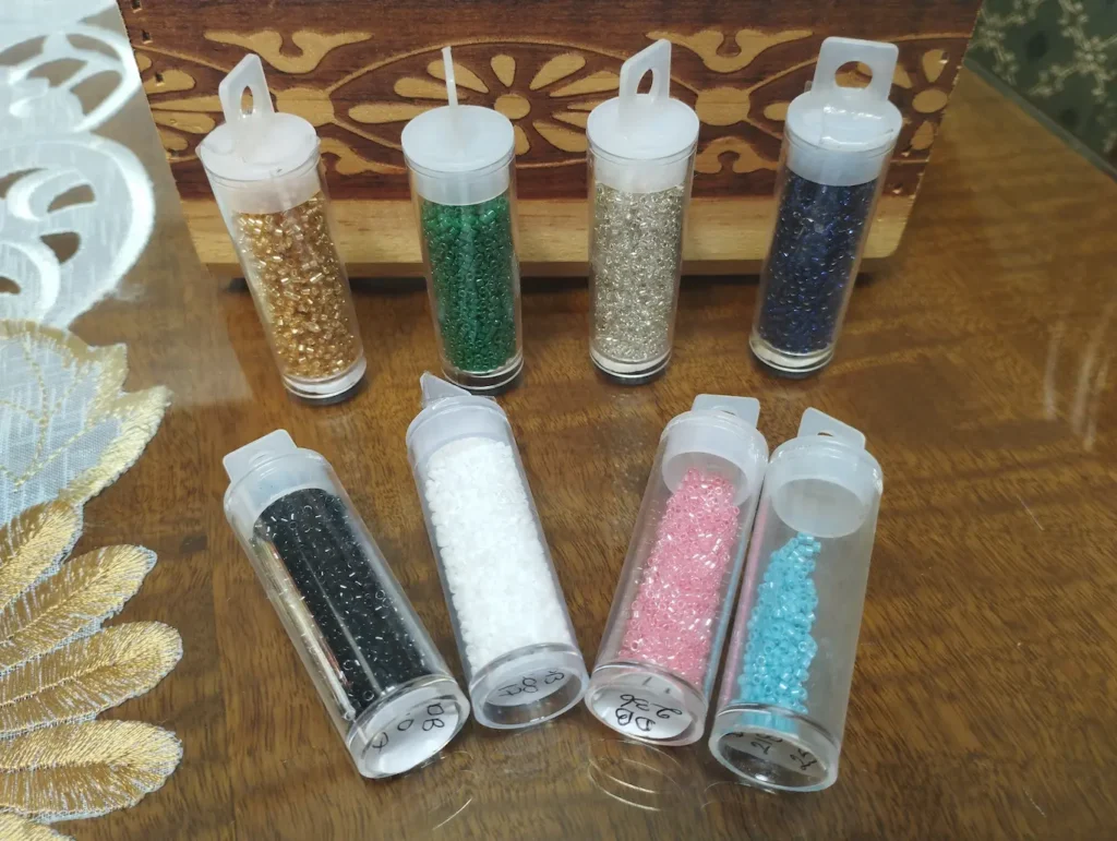 Tarros llenos de cuentas Miyuki Delica de diferentes colores