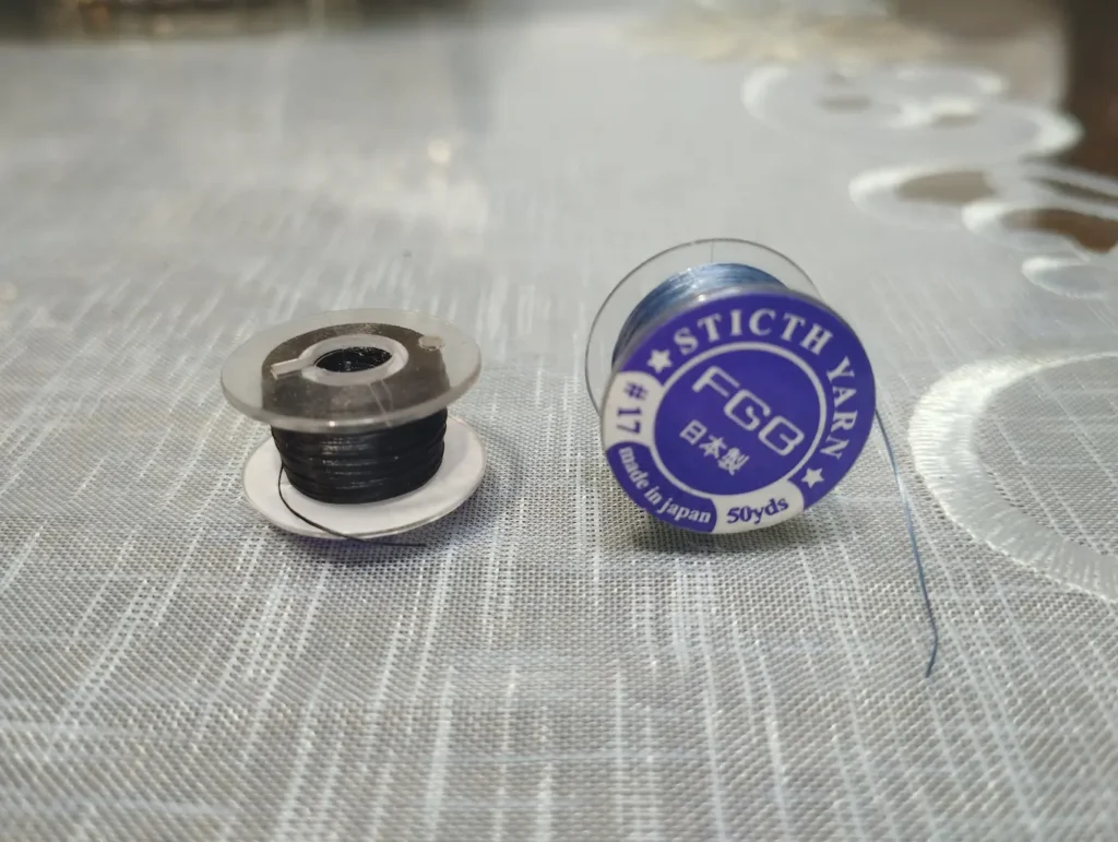 Dos carretes de hilos para bisutería con cuentas