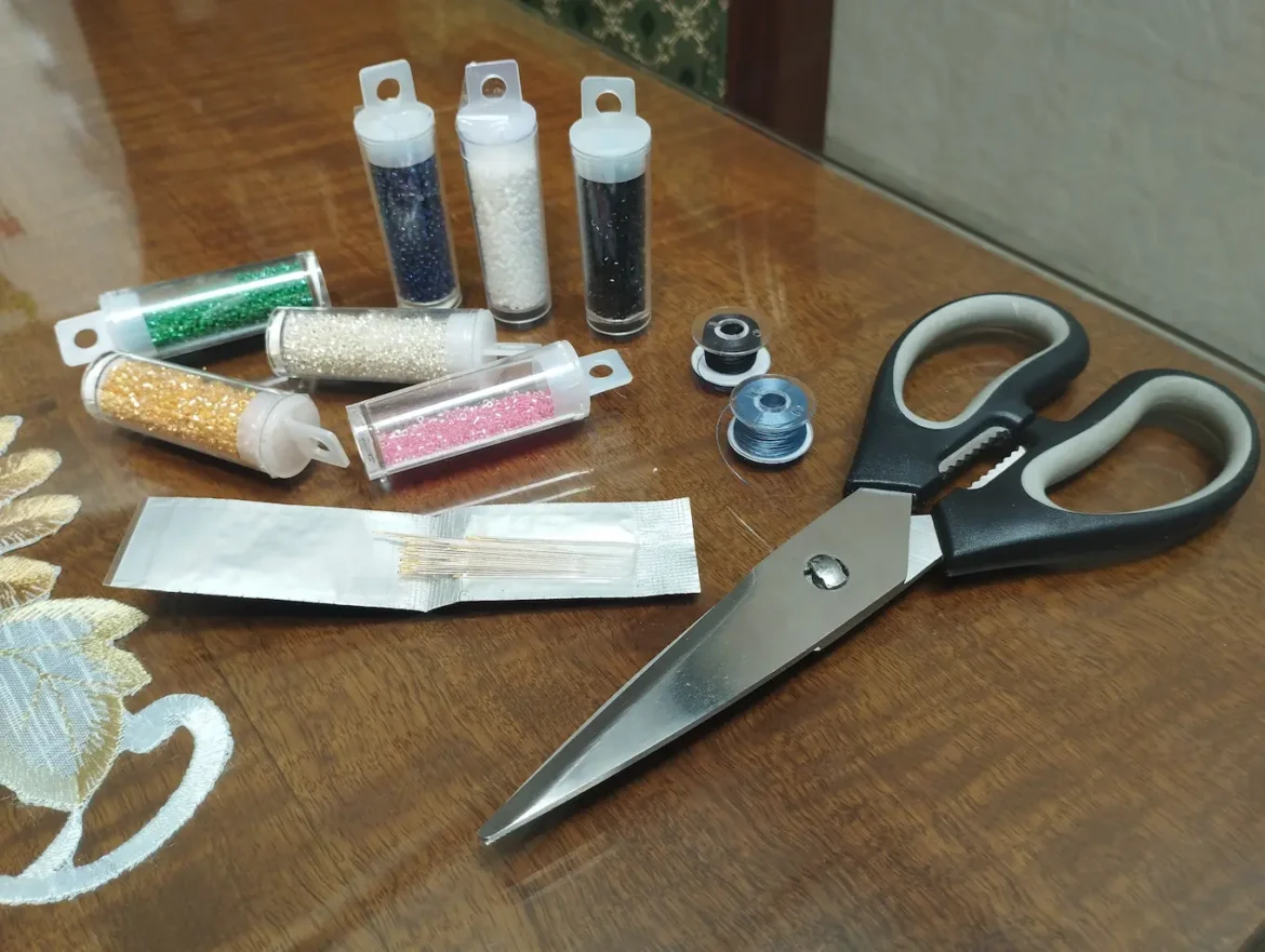 Materiales básicos para hacer bisutería con cuentas: Hilo para bisutería, tijeras, aguja mostacillera y cuentas Miyuki Delica